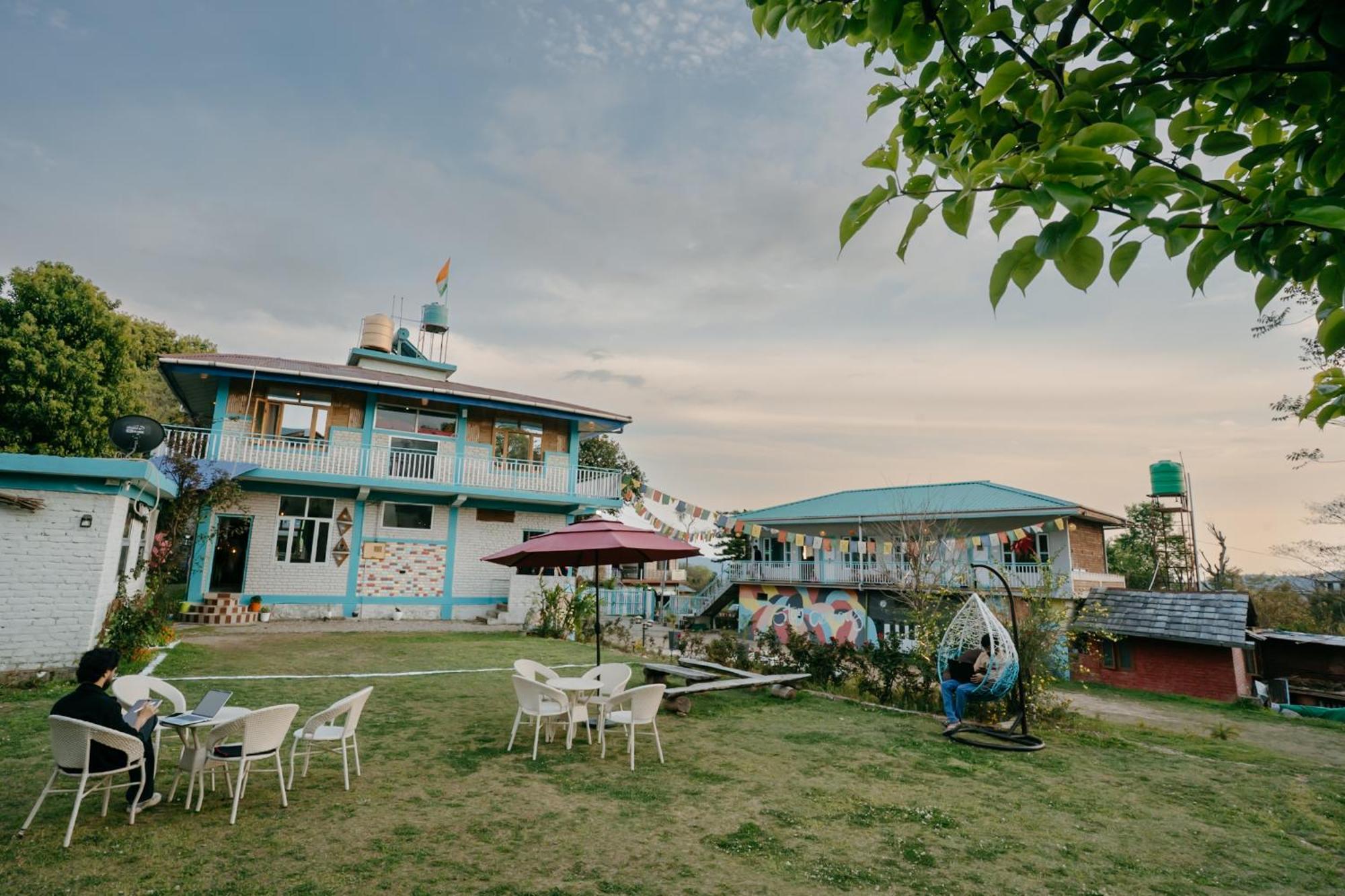 The Hood Hotel Bir  Bagian luar foto